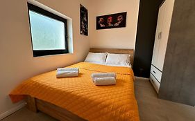 Smarald - Premium Apt In Best Location & Parking